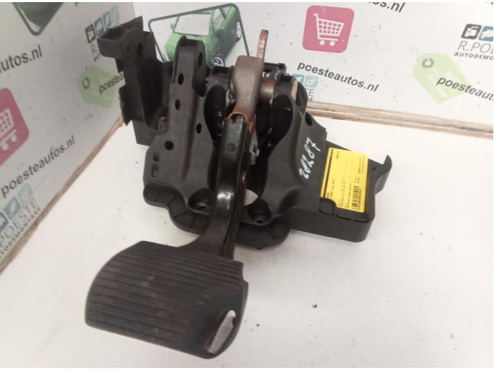 Brake pedal from a Opel Corsa D 1.4 16V Twinport 2007