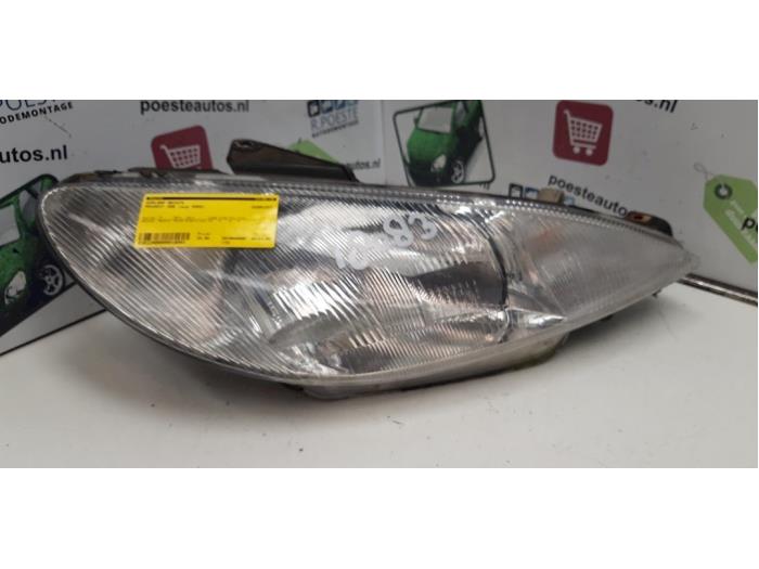 Headlight, right from a Peugeot 206 (2A/C/H/J/S) 1.4 XR,XS,XT,Gentry 2000