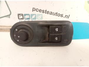 Usados Interruptor de ventanilla eléctrica Opel Vivaro 2.5 CDTI 16V Precio € 30,00 Norma de margen ofrecido por Autodemontagebedrijf R. Poeste B.V.