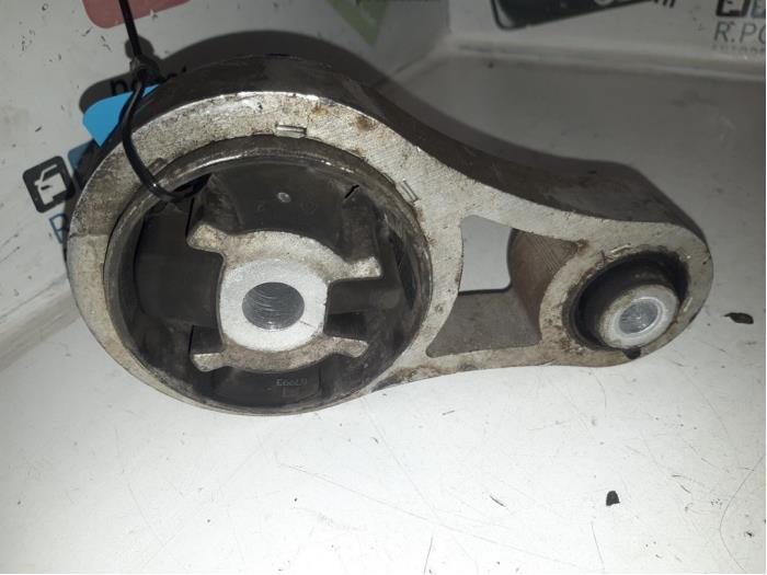 Used Engine mount Opel Vivaro 2.5 CDTI 16V Price € 20,00 Margin scheme offered by Autodemontagebedrijf R. Poeste B.V.