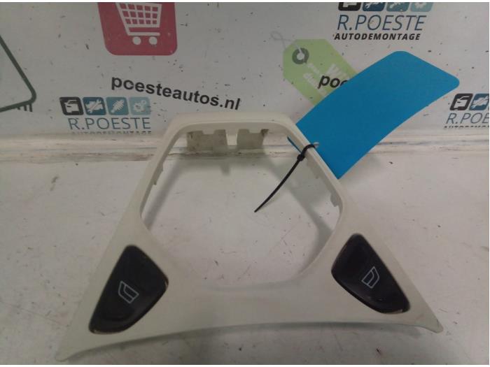 Usados Interruptor de ventanilla eléctrica Ford Ka II 1.2 Precio € 20,00 Norma de margen ofrecido por Autodemontagebedrijf R. Poeste B.V.