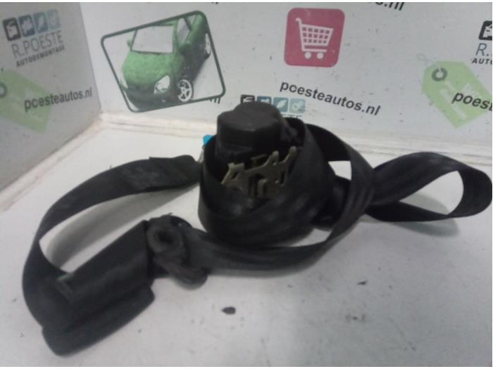 Rear seatbelt, left from a Volkswagen Polo IV (9N1/2/3) 1.4 16V 2003