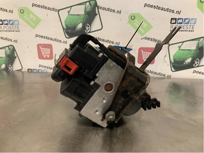 ABS Pumpe van een Citroën Xsara Picasso (CH) 1.6 2001