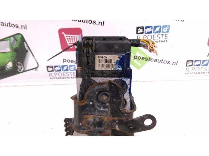 ABS Pumpe van een Citroën Xsara Picasso (CH) 1.6 2001
