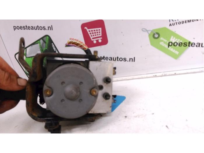 ABS Pumpe van een Citroën Xsara Picasso (CH) 1.6 2001
