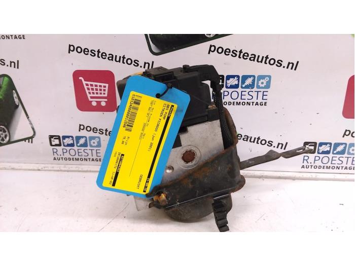 ABS Pumpe van een Citroën Xsara Picasso (CH) 1.6 2001