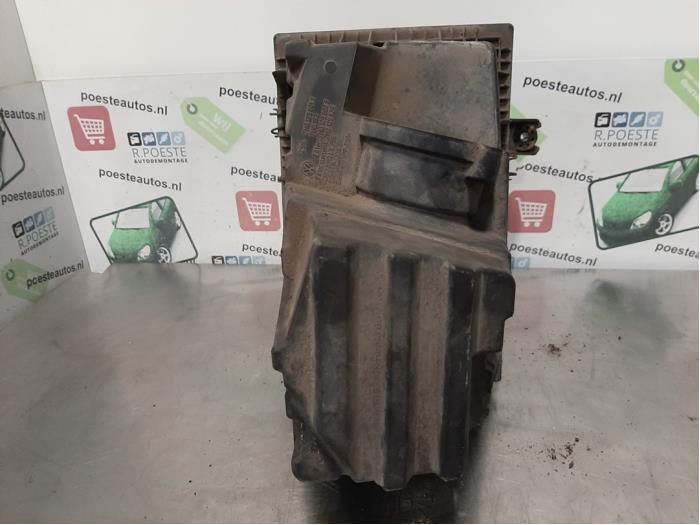 Begagnade Luftfilterhus Volkswagen Multivan T5 (7E/7HC/7HF/7HM) 2.5 Tdi Pris € 30,00 Marginaltabell erbjuds av Autodemontagebedrijf R. Poeste B.V.