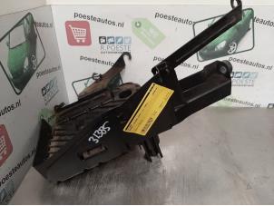 Używane Pojemnik na akumulator Renault Scénic I (JA) 2.0 16V RX4 Cena € 20,00 Procedura marży oferowane przez Autodemontagebedrijf R. Poeste B.V.