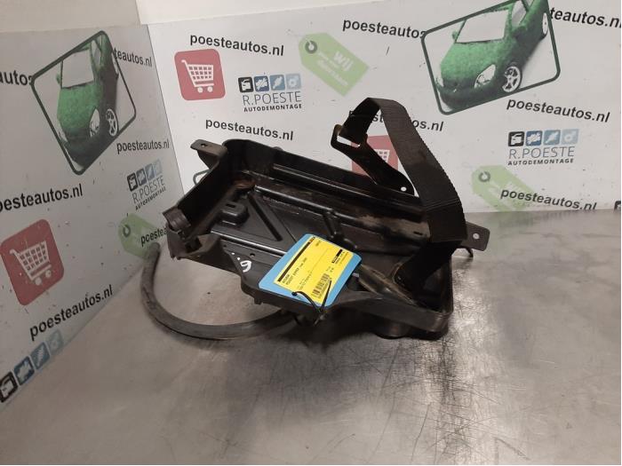 Begagnade Batterilåda Peugeot Bipper (AA) 1.4 HDi Pris € 20,00 Marginaltabell erbjuds av Autodemontagebedrijf R. Poeste B.V.