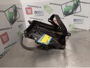 Używane Pojemnik na akumulator Peugeot Bipper (AA) 1.4 HDi Cena € 20,00 Procedura marży oferowane przez Autodemontagebedrijf R. Poeste B.V.