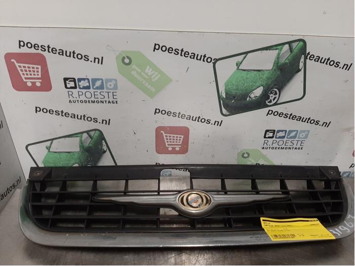 Używane Grill Chrysler Neon II 2.0 16V LE,SE,CS,Sport Cena € 20,00 Procedura marży oferowane przez Autodemontagebedrijf R. Poeste B.V.