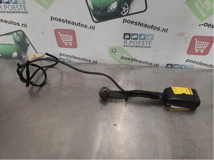 Främre bältesspänne, vänster från en Mazda 6 Sportbreak (GY19/89) 2.3i 16V S-VT 2004