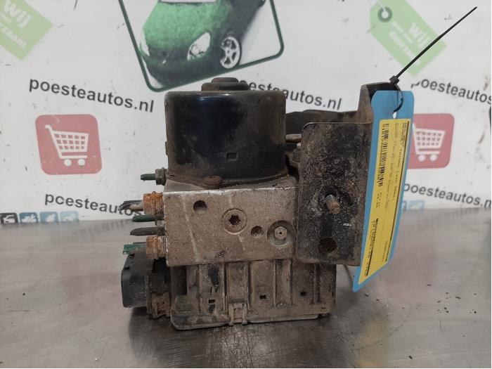 Used ABS pump Renault Twingo (C06) 1.2 16V Price € 30,00 Margin scheme offered by Autodemontagebedrijf R. Poeste B.V.