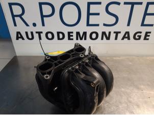 Usados Colector de admisión Peugeot 107 1.0 12V Precio € 30,00 Norma de margen ofrecido por Autodemontagebedrijf R. Poeste B.V.