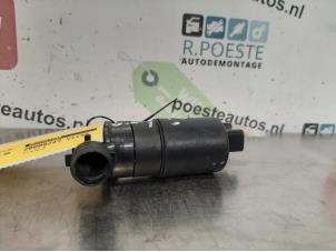 Gebrauchte Scheibensprüherpumpe vorne Peugeot 107 1.0 12V Preis € 10,00 Margenregelung angeboten von Autodemontagebedrijf R. Poeste B.V.