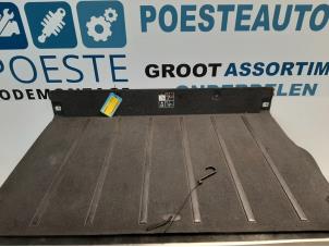 Używane Tapicerka bagaznika Renault Scénic III (JZ) 1.6 16V Cena € 50,00 Procedura marży oferowane przez Autodemontagebedrijf R. Poeste B.V.