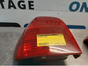 Gebrauchte Rücklicht links Volkswagen Polo III (6N2) 1.9 SDI Preis € 10,00 Margenregelung angeboten von Autodemontagebedrijf R. Poeste B.V.