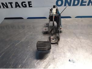 Used Brake pedal Renault Scénic III (JZ) 1.6 16V Price € 30,00 Margin scheme offered by Autodemontagebedrijf R. Poeste B.V.