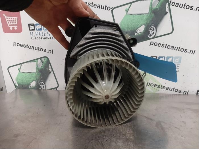 Heating and ventilation fan motor from a Audi A4 (B5) 2.6 E V6 2000