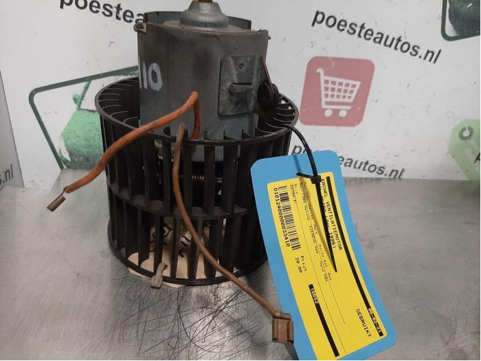 Heating and ventilation fan motor from a Opel Astra F (53/54/58/59) 1.4i GL/GLS 1996