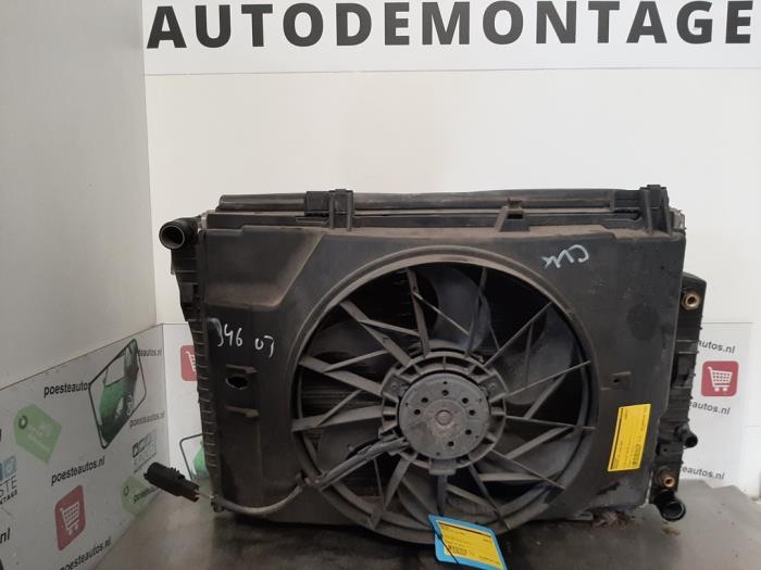 Usagé Radiateur Mercedes CLK (C208) 2.0 200 16V Prix € 20,00 Règlement à la marge proposé par Autodemontagebedrijf R. Poeste B.V.