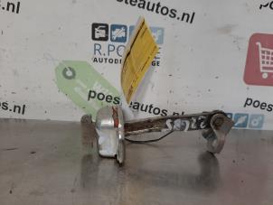 Usados Receptor de puerta de 2 puertas izquierda Peugeot 107 1.0 12V Precio € 15,00 Norma de margen ofrecido por Autodemontagebedrijf R. Poeste