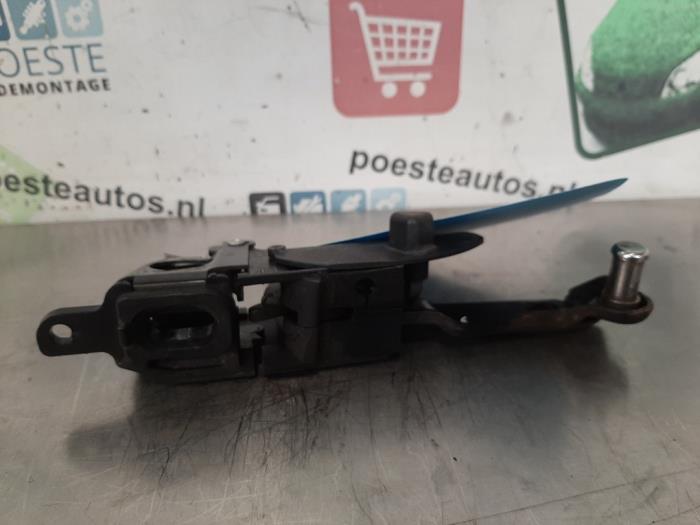 Używane Blokada dachu cabrio Smart Cabrio 0.6 Turbo i.c. Cena € 30,00 Procedura marży oferowane przez Autodemontagebedrijf R. Poeste B.V.