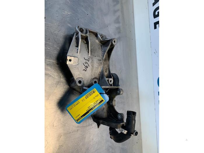 Power steering pump bracket from a Alfa Romeo 159 Sportwagon (939BX) 1.9 JTDm 2006