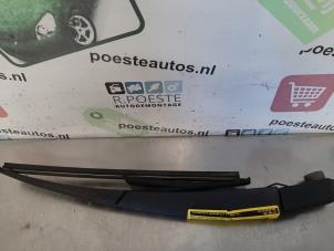 Used Rear wiper arm Renault Twingo II (CN) 1.2 Price € 20,00 Margin scheme offered by Autodemontagebedrijf R. Poeste B.V.
