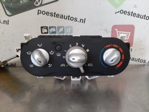 Używane Panel sterowania nagrzewnicy Renault Twingo II (CN) 1.2 Cena € 20,00 Procedura marży oferowane przez Autodemontagebedrijf R. Poeste B.V.