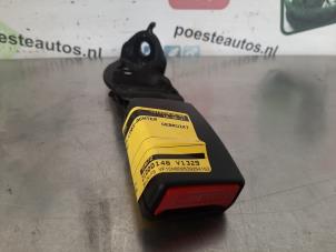Używane Wtyk pasa bezpieczenstwa lewy tyl Renault Twingo II (CN) 1.2 Cena € 15,00 Procedura marży oferowane przez Autodemontagebedrijf R. Poeste B.V.