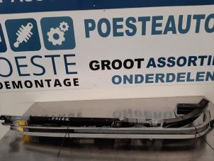 Gebrauchte Schiebetürschiene links Peugeot 1007 (KM) 1.4 HDI Preis € 50,00 Margenregelung angeboten von Autodemontagebedrijf R. Poeste B.V.