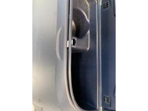 Używane Okladzina panelu bocznego lewy tyl Peugeot 1007 (KM) 1.4 HDI Cena € 30,00 Procedura marży oferowane przez Autodemontagebedrijf R. Poeste B.V.