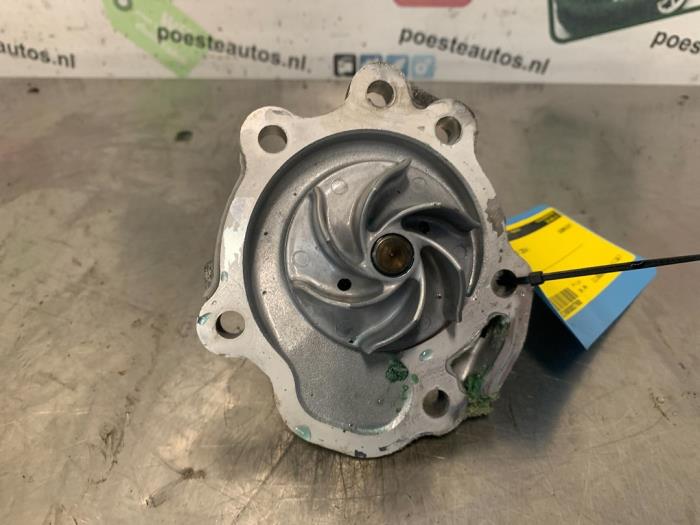 Usagé Pompe à eau Suzuki Celerio (LF) 1.0 12V Prix € 20,00 Règlement à la marge proposé par Autodemontagebedrijf R. Poeste B.V.