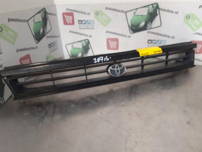 Używane Grill Toyota Starlet (EP8/NP8) 1.3 Friend,XLi 12V Cena € 20,00 Procedura marży oferowane przez Autodemontagebedrijf R. Poeste B.V.