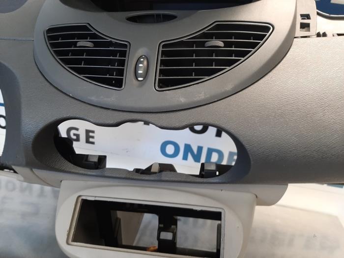 Dashboard Renault Twingo II 1.2 Autodemontagebedrijf R. Poeste