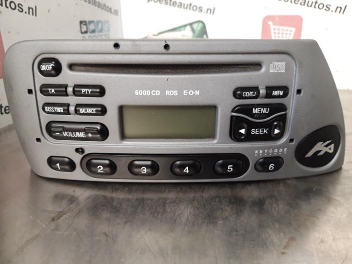 Reproductor de CD y radio de un Ford Ka I 1.3i 2006