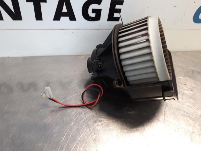 Heating and ventilation fan motor from a Opel Astra H (L48) 1.9 CDTi 100 2006
