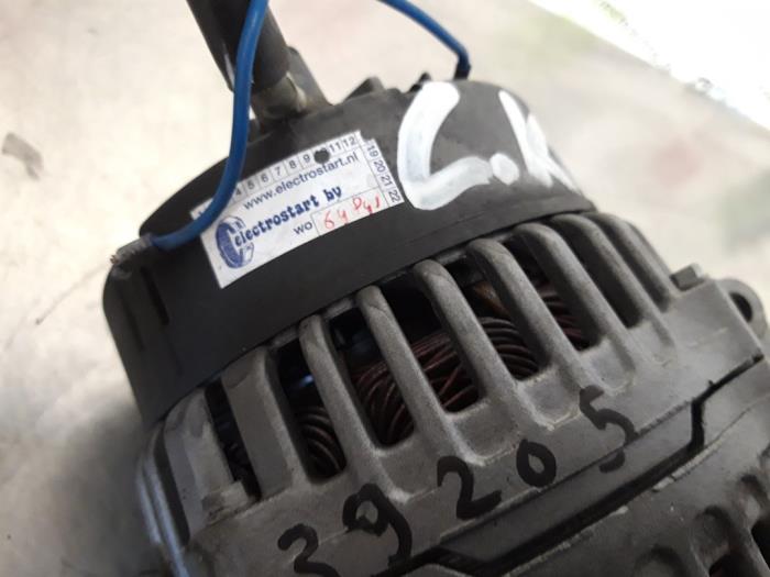 Gebrauchte Dynamo Mercedes C (W202) 2.2 C-200 CDI 16V Preis € 30,00 Margenregelung angeboten von Autodemontagebedrijf R. Poeste B.V.