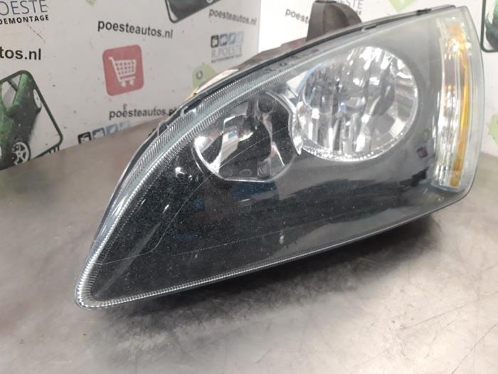 Headlight, left from a Ford Focus 2 Wagon 1.6 TDCi 16V 110 2005