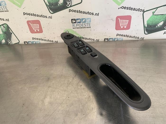 Usados Interruptor de ventanilla eléctrica Kia Joice 2.0 16V Precio € 30,00 Norma de margen ofrecido por Autodemontagebedrijf R. Poeste B.V.