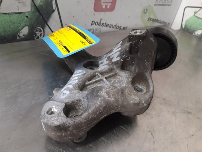 Usagé Support dynamo bas Volkswagen Golf V (1K1) 1.6 FSI 16V Prix € 40,00 Règlement à la marge proposé par Autodemontagebedrijf R. Poeste B.V.