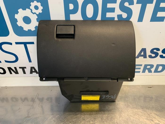 Begagnade Handskfack Opel Astra G (F69) 1.6 Pris € 20,00 Marginaltabell erbjuds av Autodemontagebedrijf R. Poeste B.V.