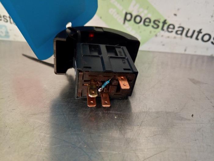 Panic lighting switch from a Opel Astra G (F08/48) 1.8 16V 1999