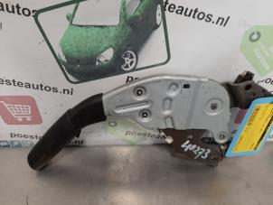 Used Parking brake lever Mercedes B (W245,242) 2.0 B-180 CDI 16V Price € 20,00 Margin scheme offered by Autodemontagebedrijf R. Poeste