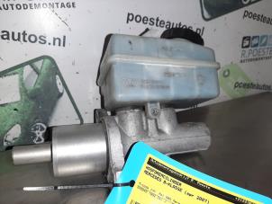 Begagnade Huvudcylinder Mercedes B (W245) 2.0 B-180 CDI 16V Pris € 25,00 Marginaltabell erbjuds av Autodemontagebedrijf R. Poeste B.V.