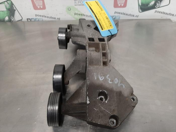 Usagé Support dynamo bas Mercedes B (W245) 2.0 B-180 CDI 16V Prix € 30,00 Règlement à la marge proposé par Autodemontagebedrijf R. Poeste B.V.