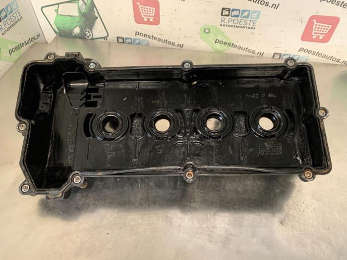 Rocker cover from a Smart Forfour (454) 1.3 16V 2005