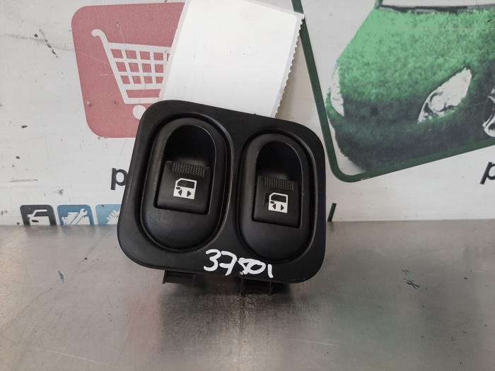 Usados Interruptor de ventanilla eléctrica Peugeot 1007 (KM) 1.4 HDI Precio € 20,00 Norma de margen ofrecido por Autodemontagebedrijf R. Poeste B.V.