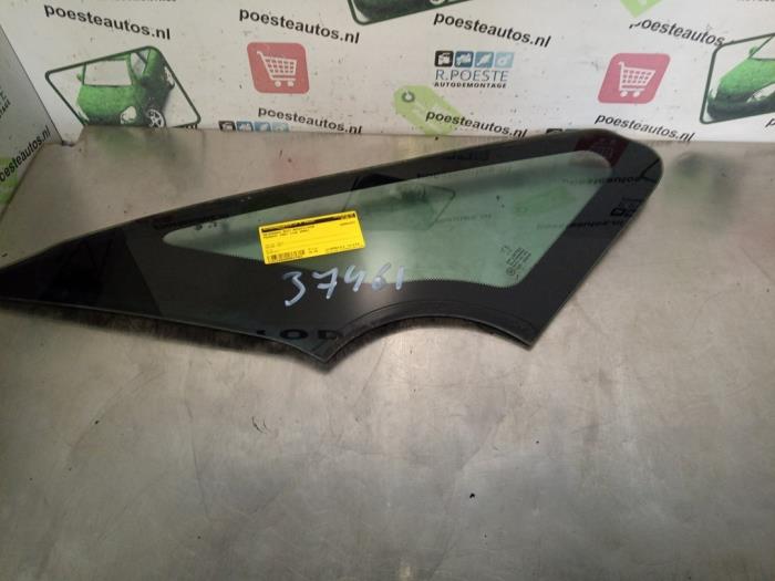 Usados Ventanilla triangular derecha delante Peugeot 1007 (KM) 1.4 HDI Precio € 50,00 Norma de margen ofrecido por Autodemontagebedrijf R. Poeste B.V.